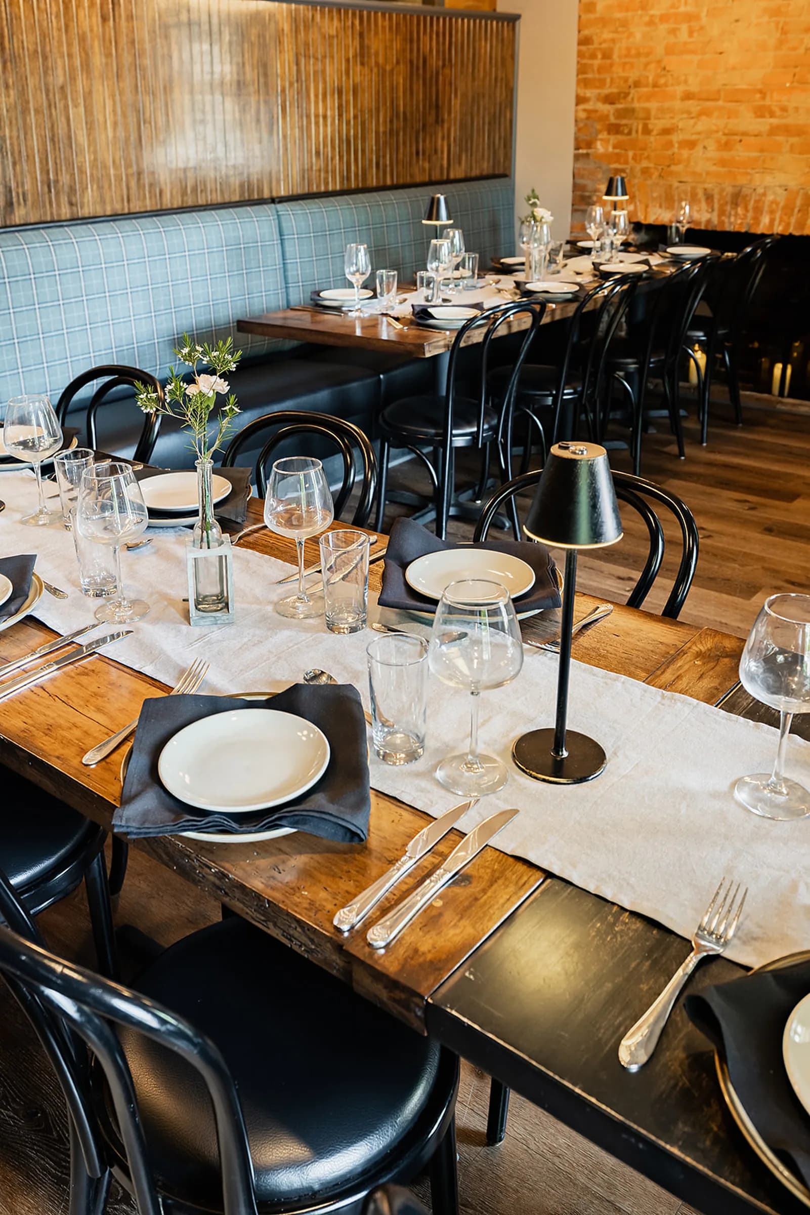 Private dining — table runner and place settings